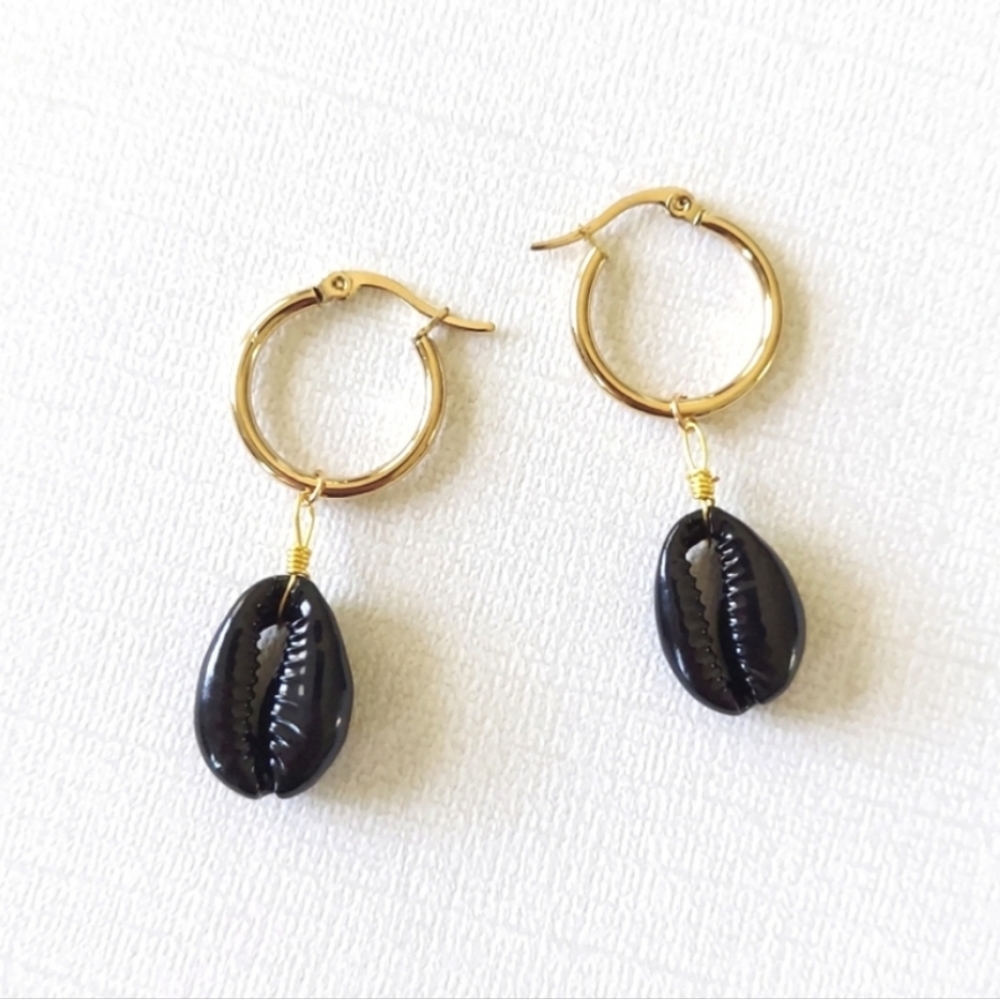Beachy Seashell & Stainless Steel Earrings - Black